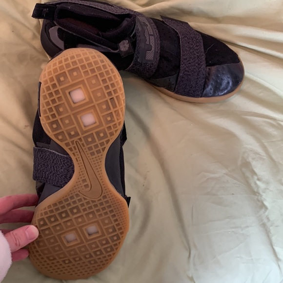 Nike LeBron Soldier shoes - Picture 3 of 3